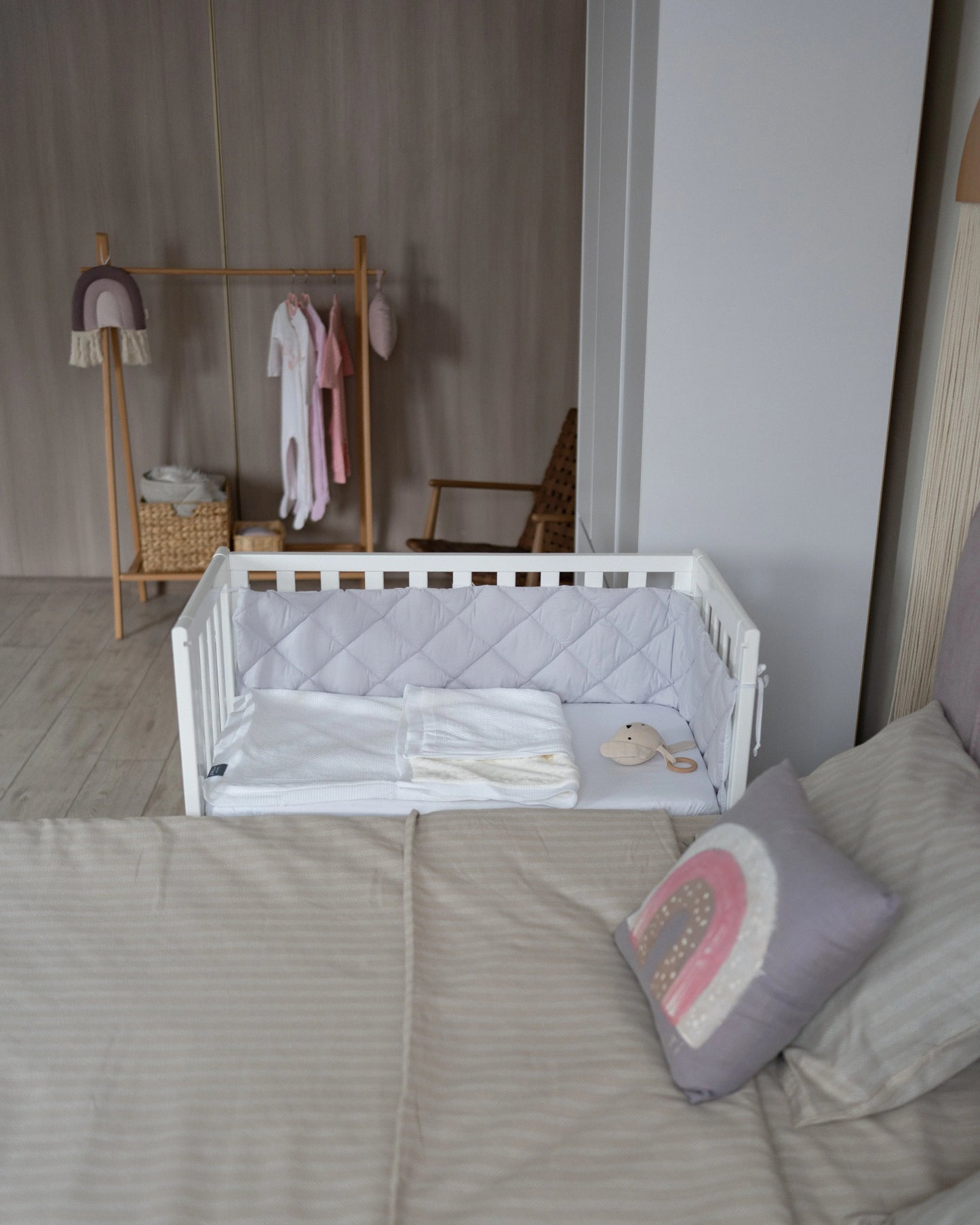 Veres Beistellbett / Babybett + Matratze + Textil-Set in einem modernen Schlafzimmer mit stilvollem Dekor.
