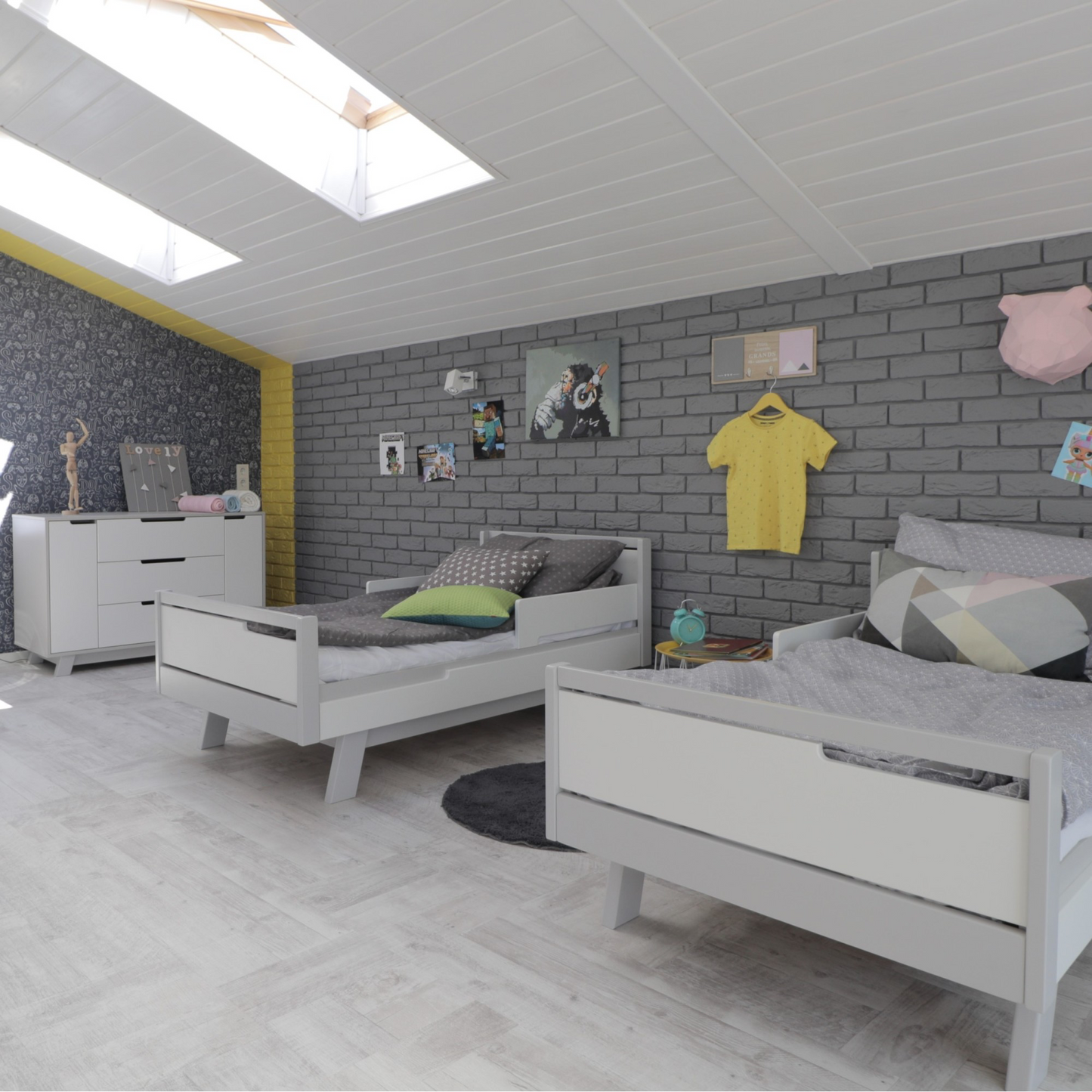 Veres Manhattan 160 Jugendbett in Weiß Natur im stilvollen Kinderzimmer-Interieur. Das Bett fügt sich perfekt in die Raumgestaltung ein und sorgt für eine gemütliche Atmosphäre.