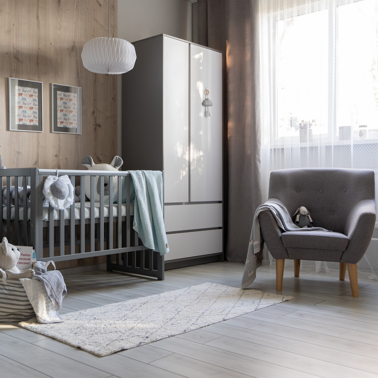 Schrank Veres Bern 900 in Weiß und Graphit im modernen Kinderzimmer – stilvolle Aufbewahrungslösung, die perfekt in das Raumdesign passt.