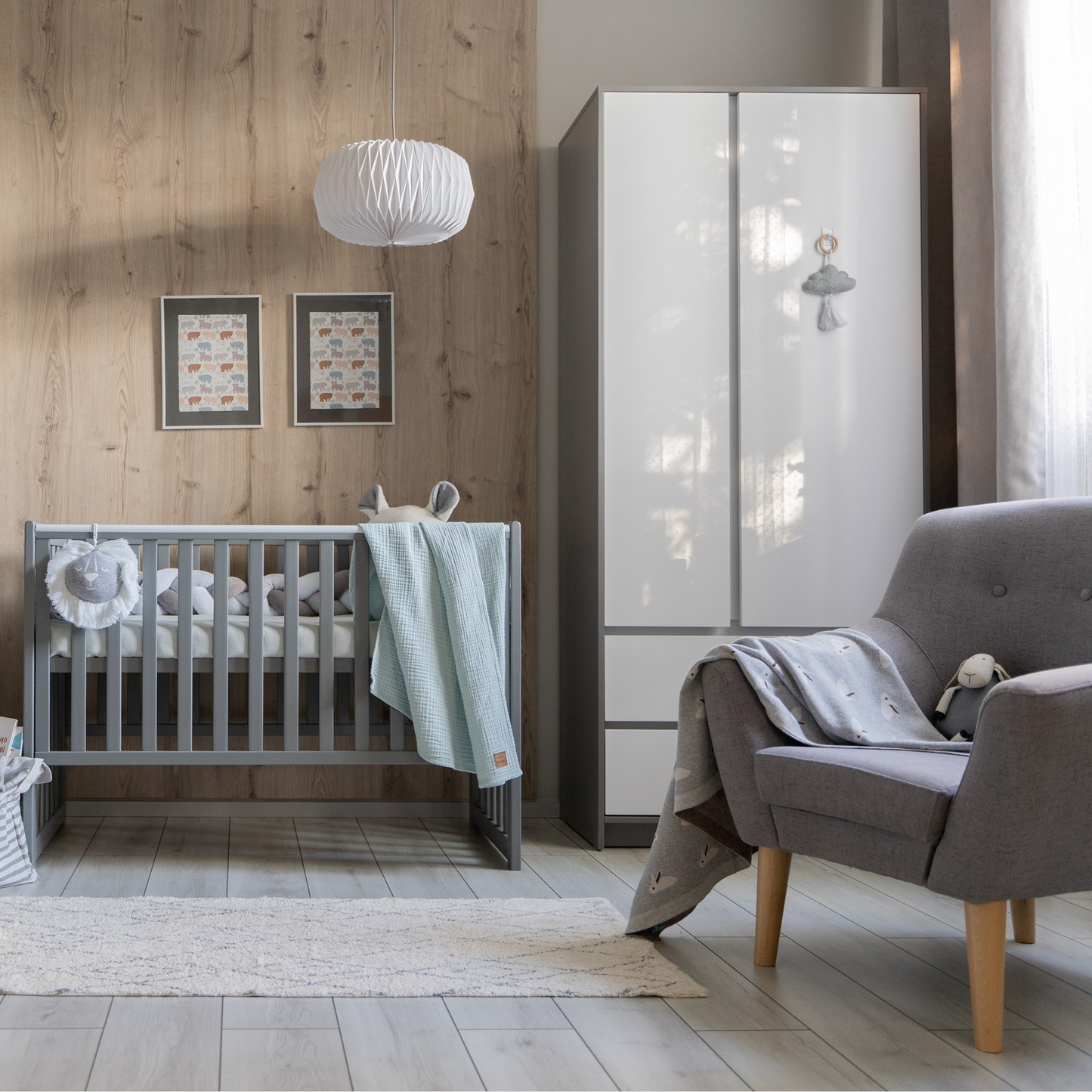 Schrank Veres Bern 900 in Weiß und Graphit im Kinderzimmer mit Spielbereich – funktionaler und eleganter Schrank für jede Ecke des Kinderzimmers.