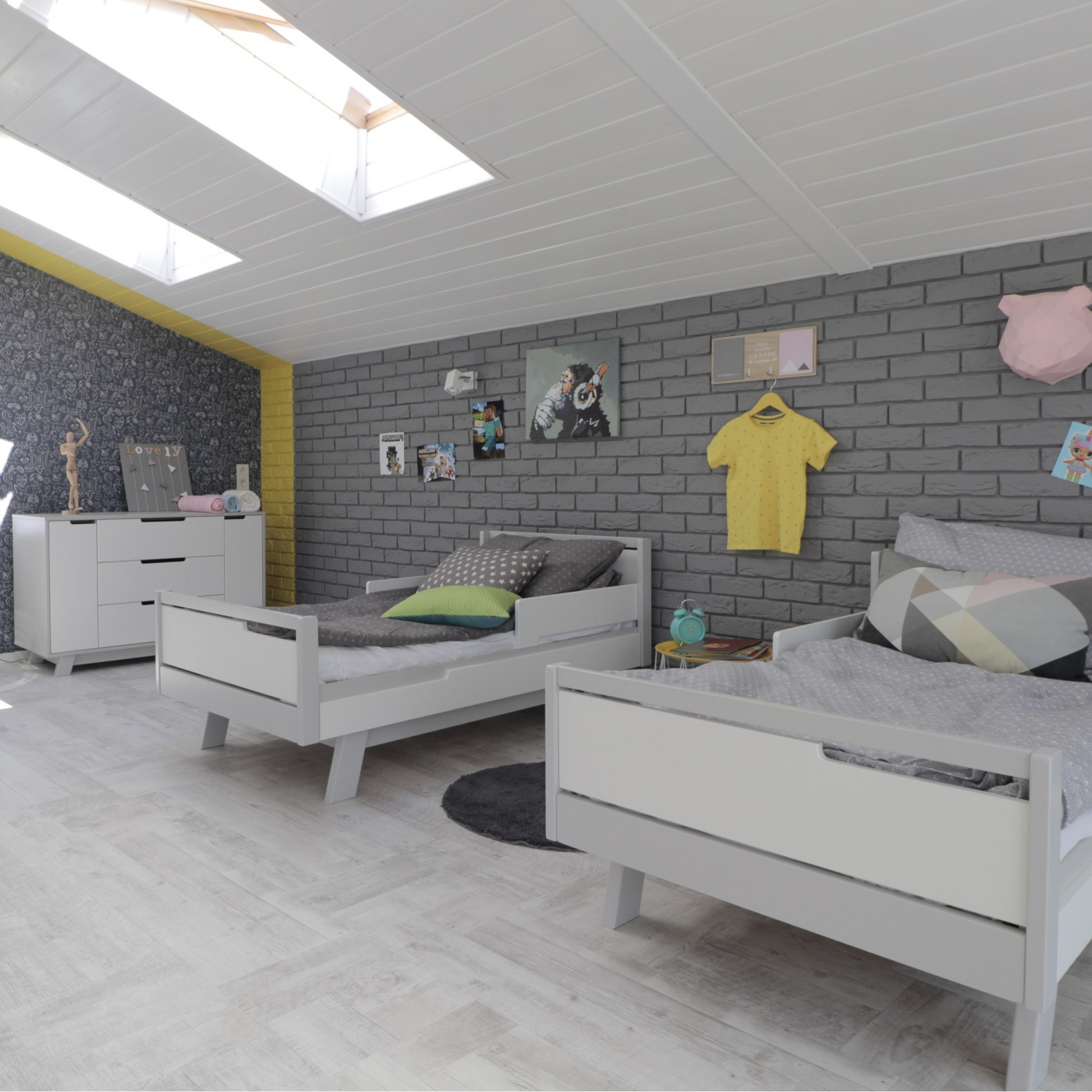 Veres Manhattan 160 Jugendbett in Weiß Natur im stilvollen Kinderzimmer-Interieur. Das Bett fügt sich perfekt in die Raumgestaltung ein und sorgt für eine gemütliche Atmosphäre.